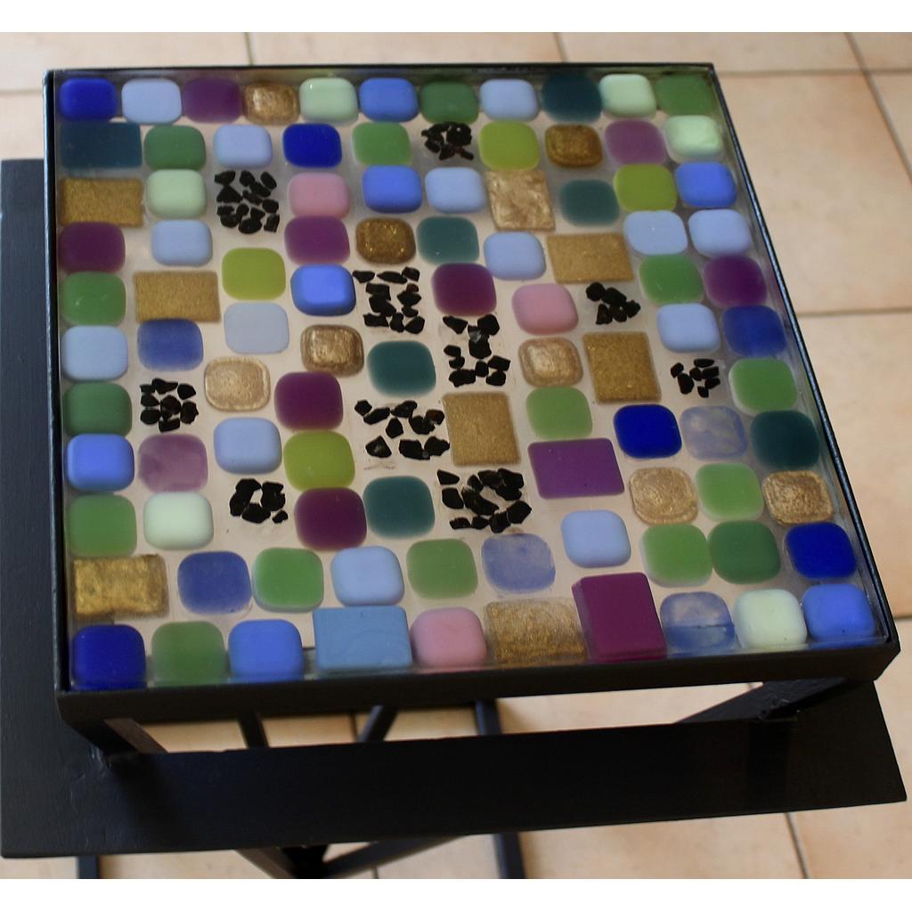 BC PYRAMIDE PLATEAU RESINE COLOREE 30X 30 CM